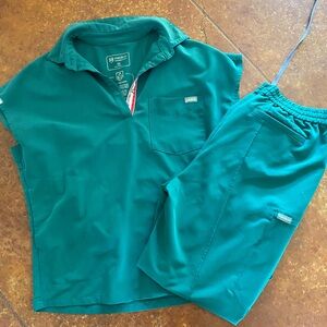 Mediclo scrub set. XS top. Small bottoms